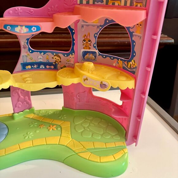Littlest Pet Shop LPS Pet Town 3 Levels Round N Round Playset - Picture 5 of 6